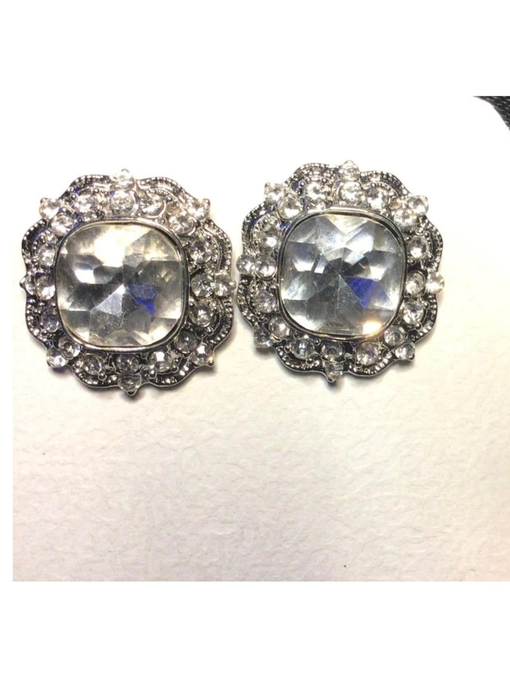 V Jewel Crystal Round Earrings